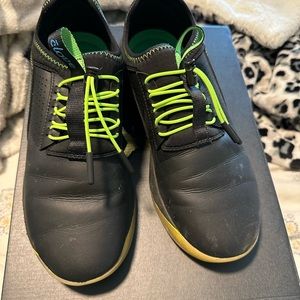 Clove nursing shoes.